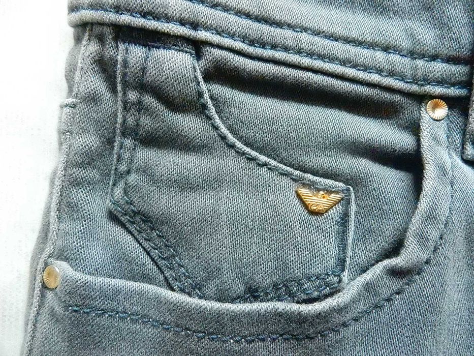 Blugi Armani Jeans. Marime 28, vezi dimensiuni. Impecabili, ca noi.