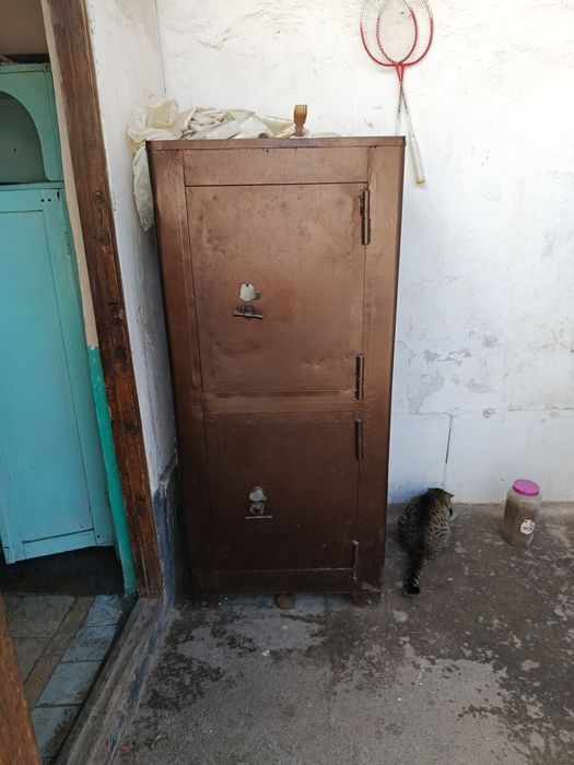 Продам Сейф двух этажный вес 500 кг. Все заводской есть хорошого качес