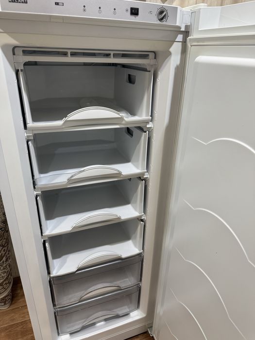 Продам вертикальный морозильник