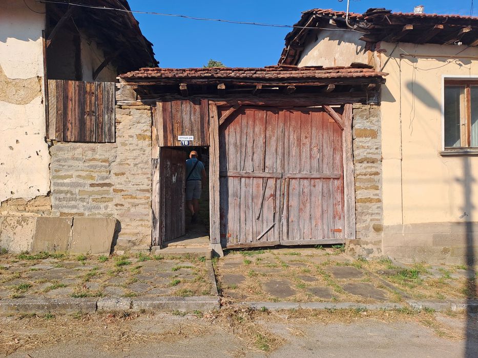 Продавам имот в с. Лешница, обл. Ловеч