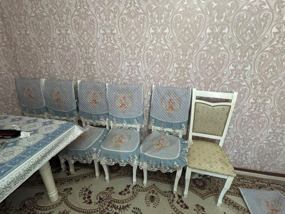 Большой стол со стульями