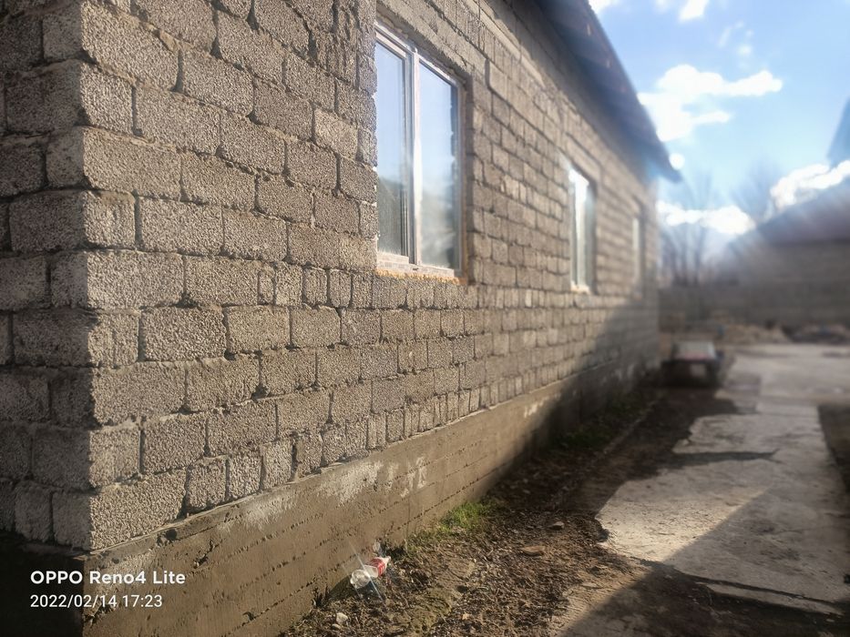 Екі үй сатылады бір участкеде