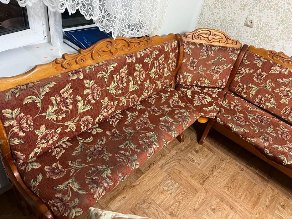 Продам обеденный стол и угловой диван. Обязательно самовывоз