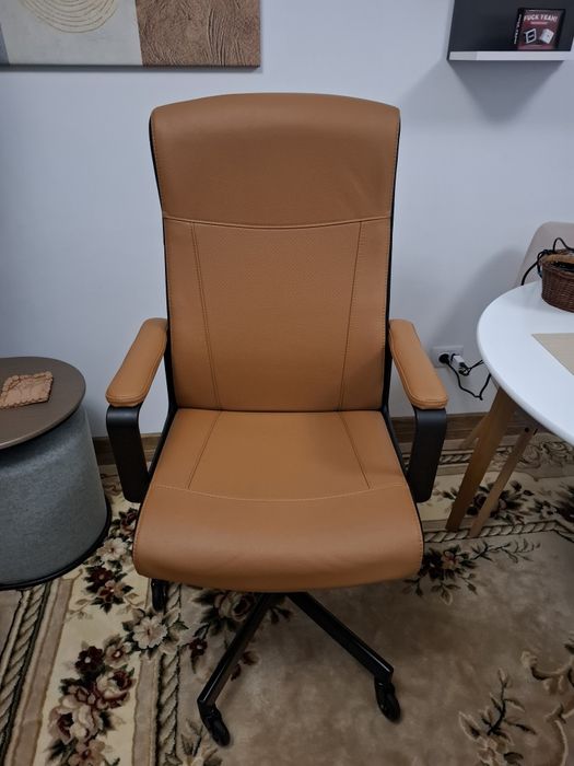 Scaun rotativ IKEA cu role gumate luate separat pentru utilizare ușoară
