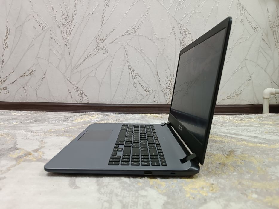 НОУТБУК Asus Windows 10 Full HD экран.