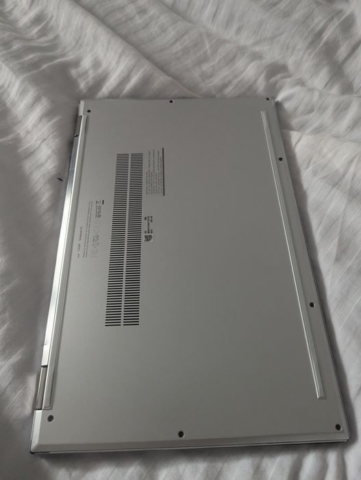 Asus 2 in 1 cu touchscreen