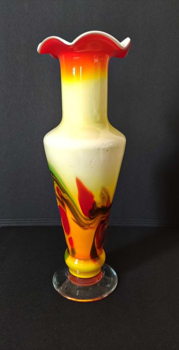 Красива многоцветна ваза от художествено стъкло