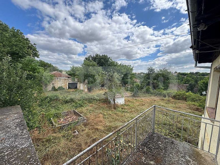 Двуетажна къща в село Копривец