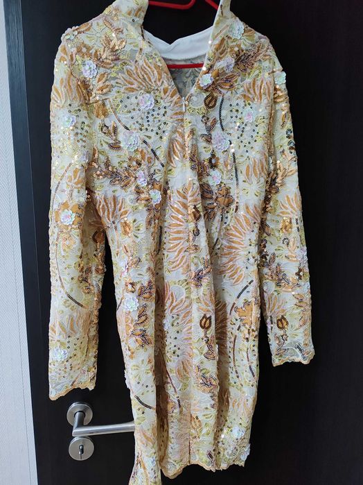 Рокля в златисто и бяло