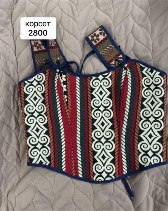 Корсет красный с узорами