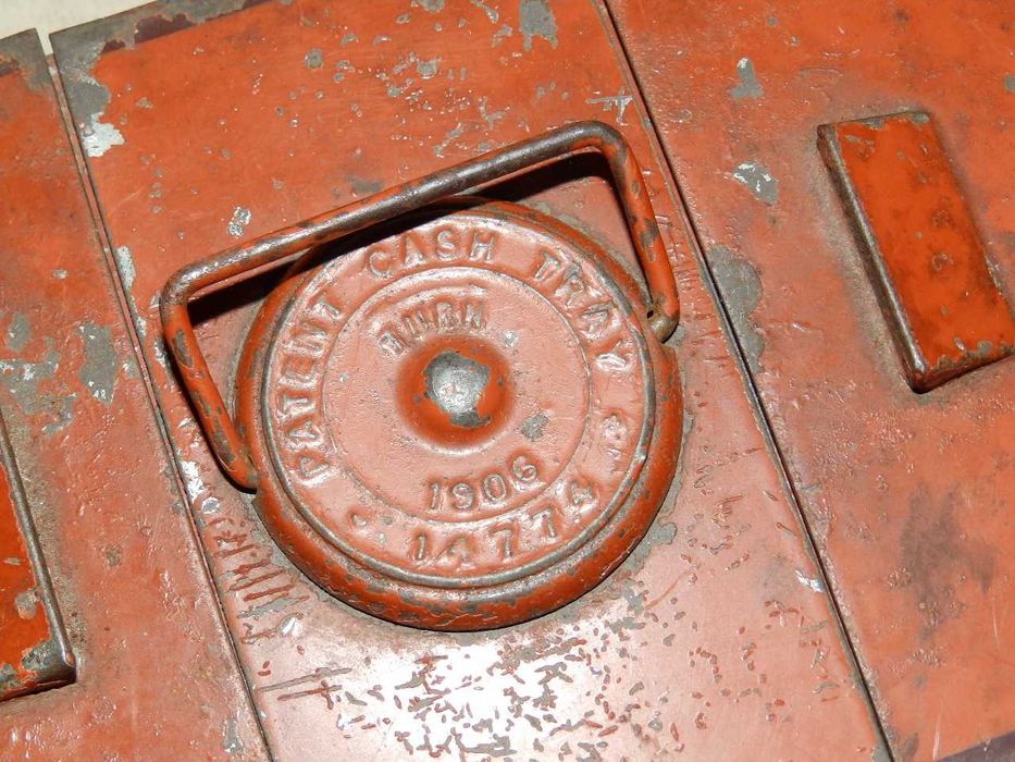 Стари предмети на различни цени, кутия, пагони, шише