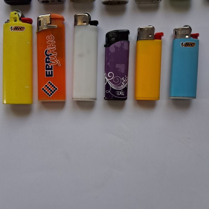 Продавам запалки за цигари.