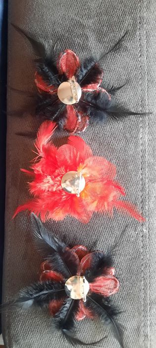 Брошки червени и черни цветя