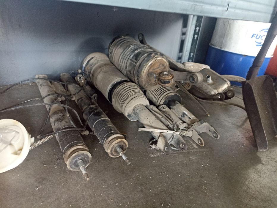 Компресор и разпределител за въздушно окачване  mercedes CLS 320 2007