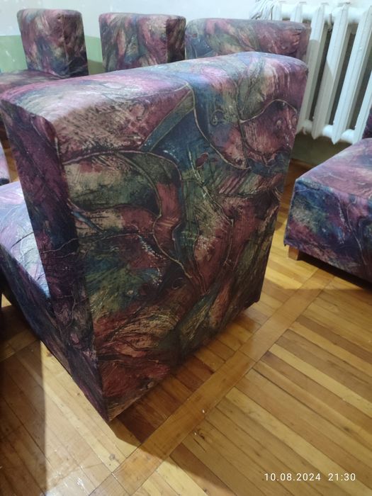 Продам диван-трансформер.
Раскладывается в кровать, также можно исполь