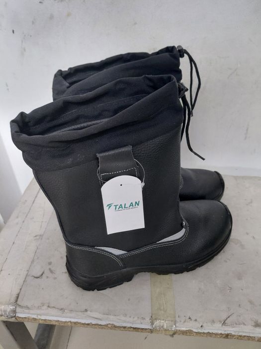 Продам зимнюю спец.обувь