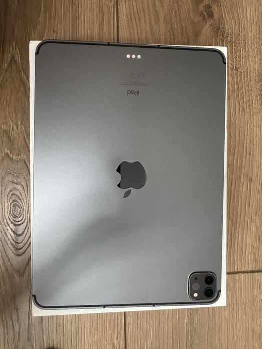 iPad Pro 11-inch (3rd Generation) Wi-Fi + Cellular с Magic Keyboard