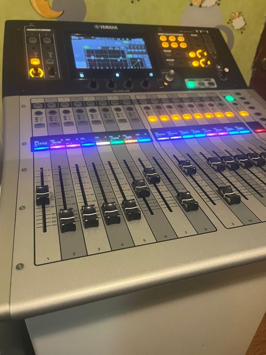 Vând  mixer Yamaha tf 1
