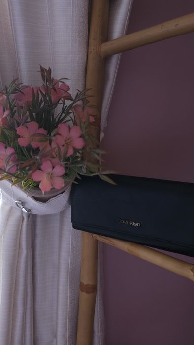 Уникална селекция чанти и портмонета Calvin Klein, Guess, David Jones