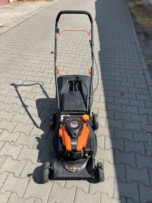 Masina de tuns iarba pe benzina