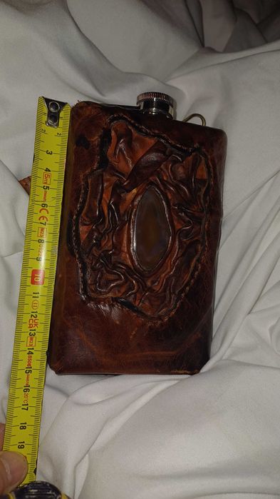 Манерка с кожен калъф