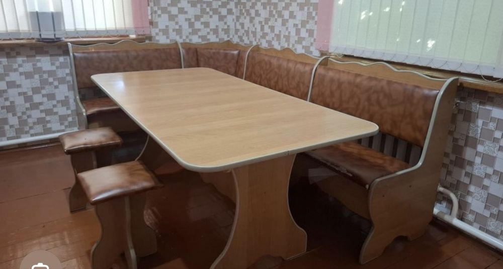 Продам стол и уголок
