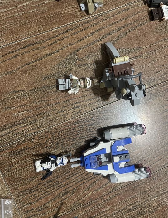 3 minifigurine si 2 seturi Lego