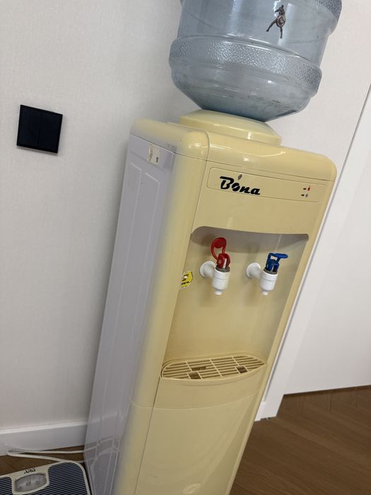 Кулер для воды диспенсер