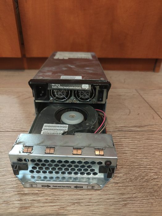 Vând 2 bucăți surse server ETASIS și 2 plăci de bază