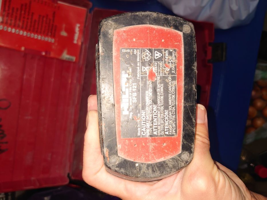 2 Mașini înșurubat, găurit HILTI
