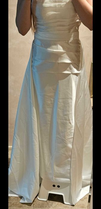 Сватбена сатенена рокля с дълъг шлейф и подходящи ръкавици към нея.