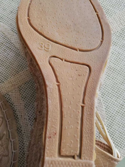 Леки и удобни дамски сандали подходящи за сезон пролет,лято и есен.