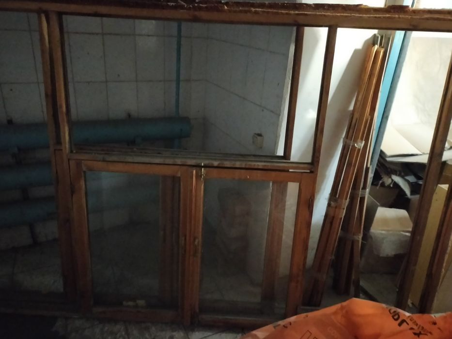 Деревянное окно со стеклом