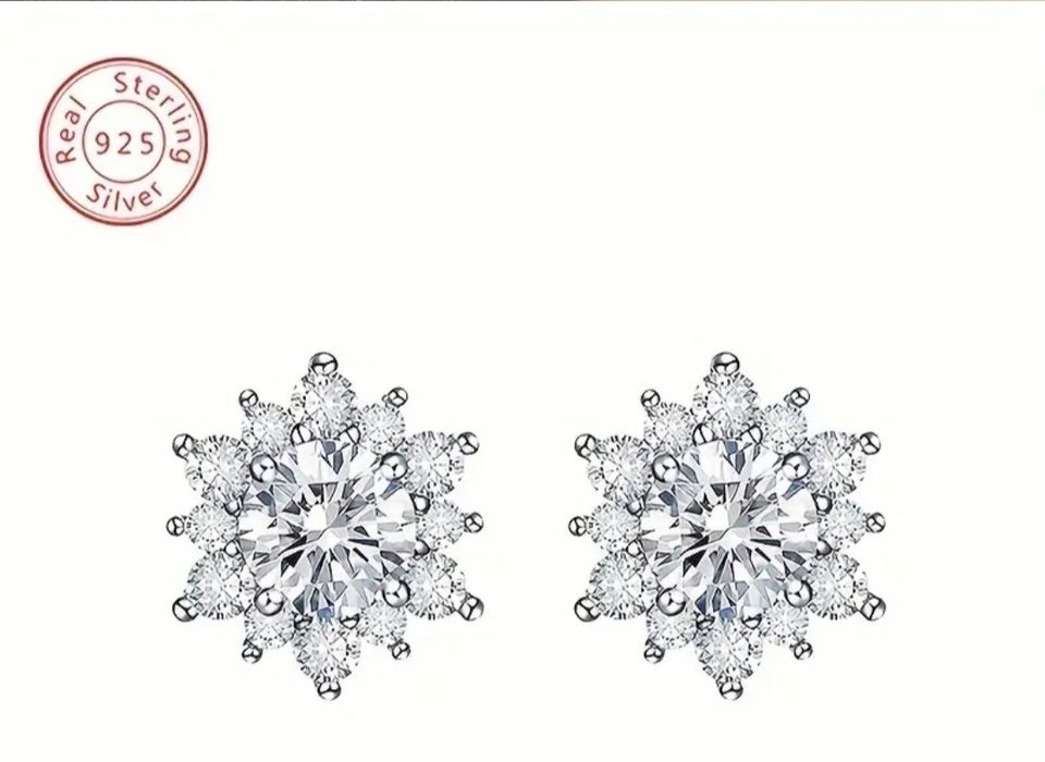 Серьги гвоздики из серебра с муассанитами