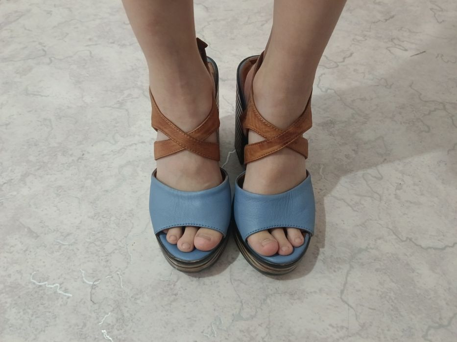 Продам босоножки