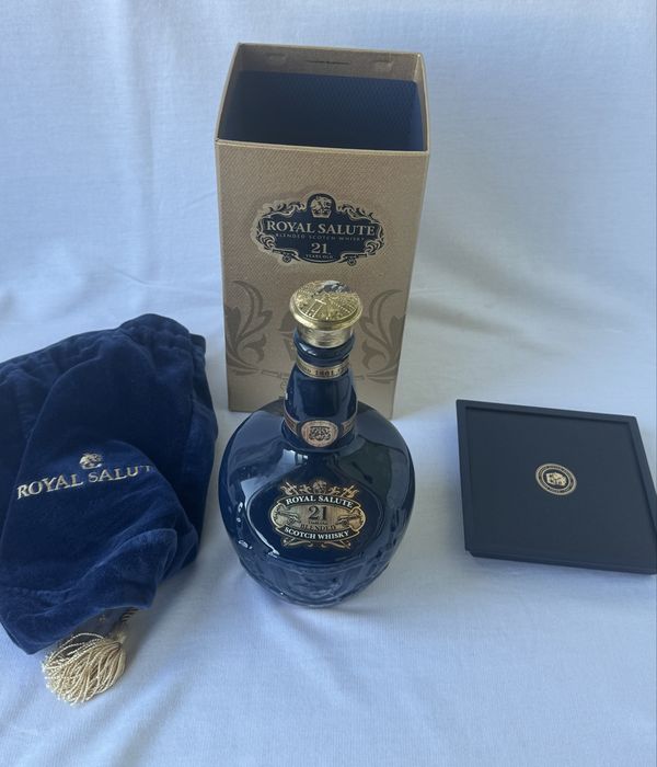 Празна бутилка и кутия от уиски Chivas Royal Salute 21 Year , Роял Салют Блендед