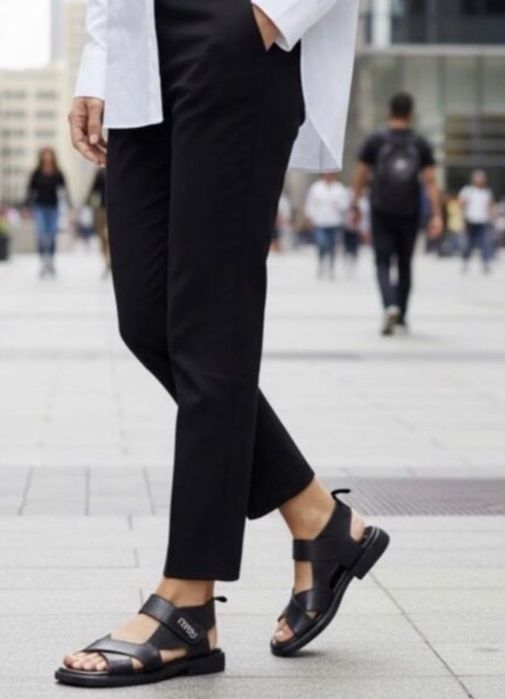 Модерни дамски сандали от естествена кожа.