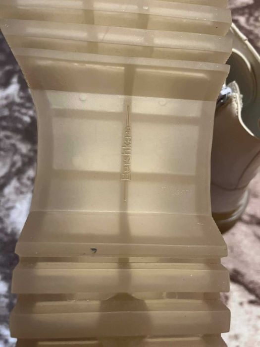 Чисто нови боти Bershka.