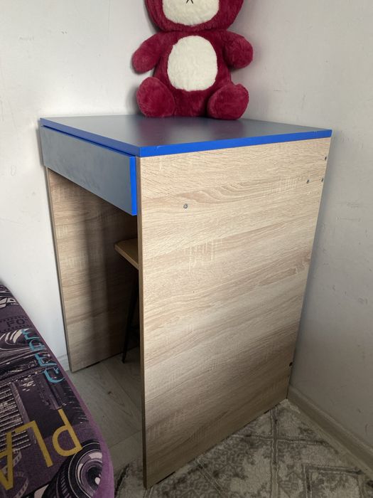 Стол для всего.Можно для учиника и как туалетный столик.