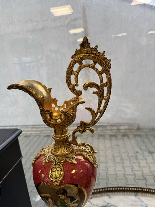 Carafă deosebită din porțelan și elemente bronz