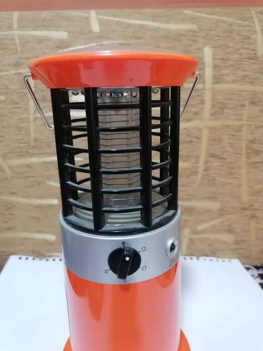 Lampa solară multifuncțională pentru camping cu dispozitiv de eliminare a insectelor