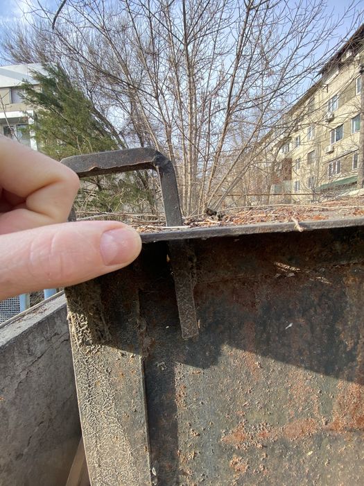 Мощный железный гараж