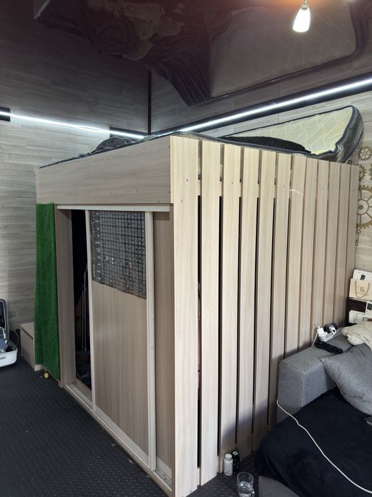 Кровать с лестницей и гардеробной