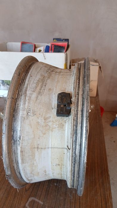 Vând 4 jenti renault de aliaj cu tot cu senzor de presiune