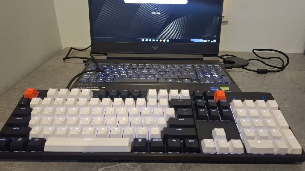 Механическая клавиатура Keychron C2 Red Switch в отличном состоянии