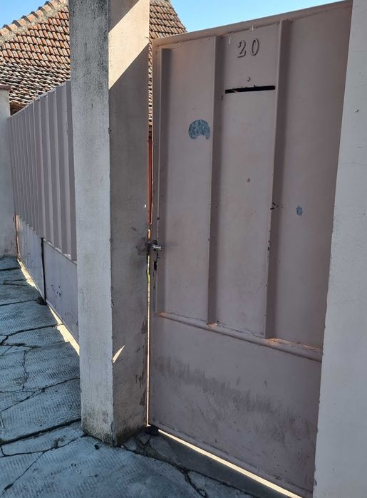 Vând poartă in stare bună