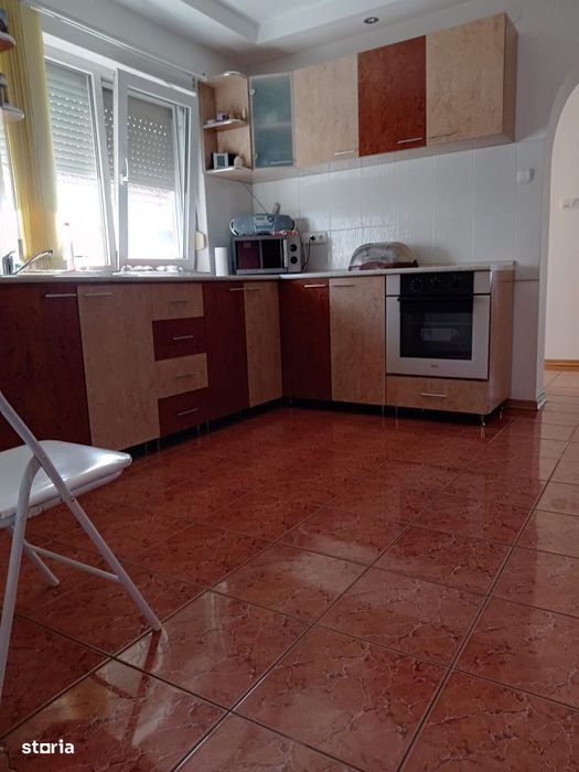 Casă spațioasă cu etaj și teren generos, zona urbană