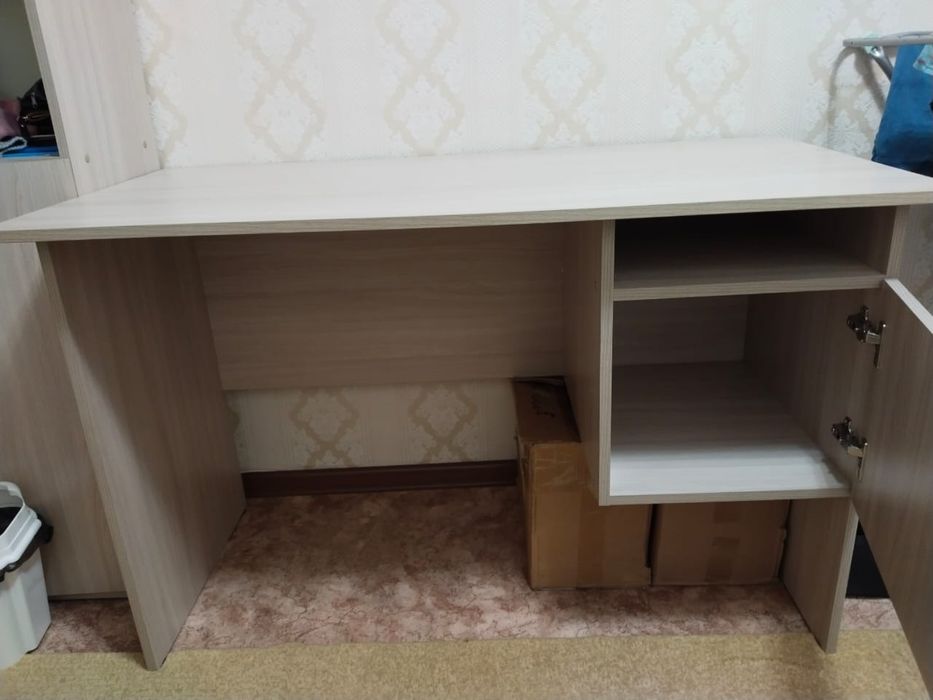 Письменный стол.