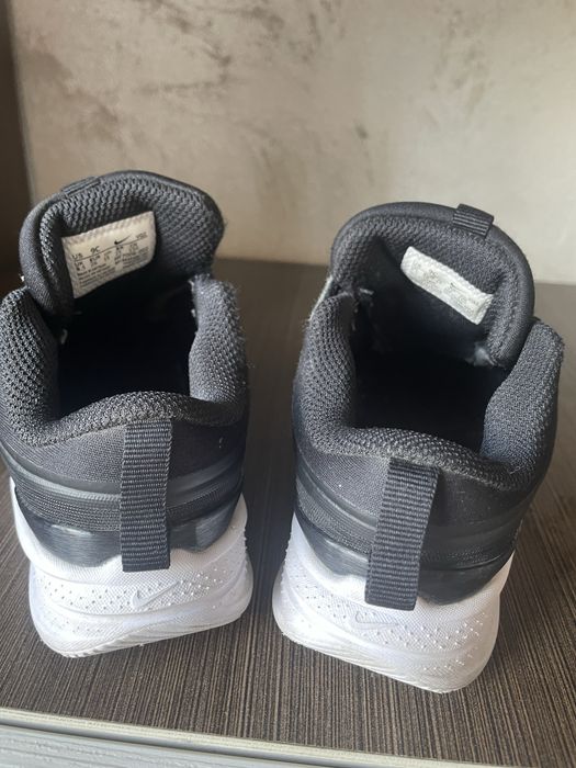 Nike ,Puma doua perechi
