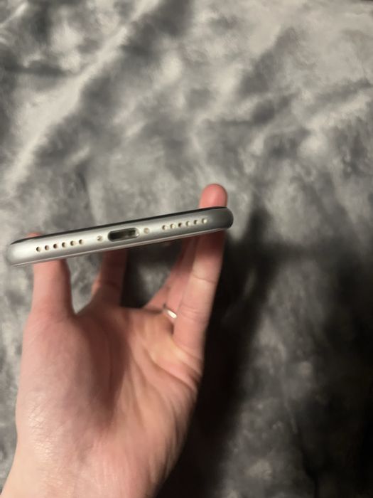 Vand  Iphone SE  in stare buna